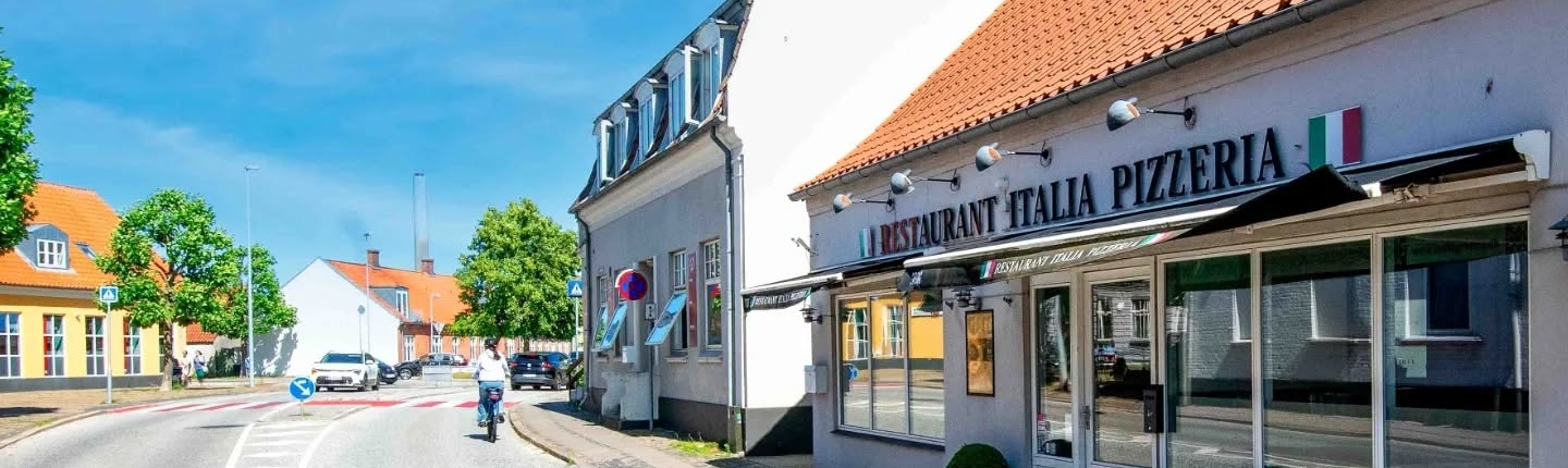 Facaden på Italia Pizzeria i Grenaa set fra gaden