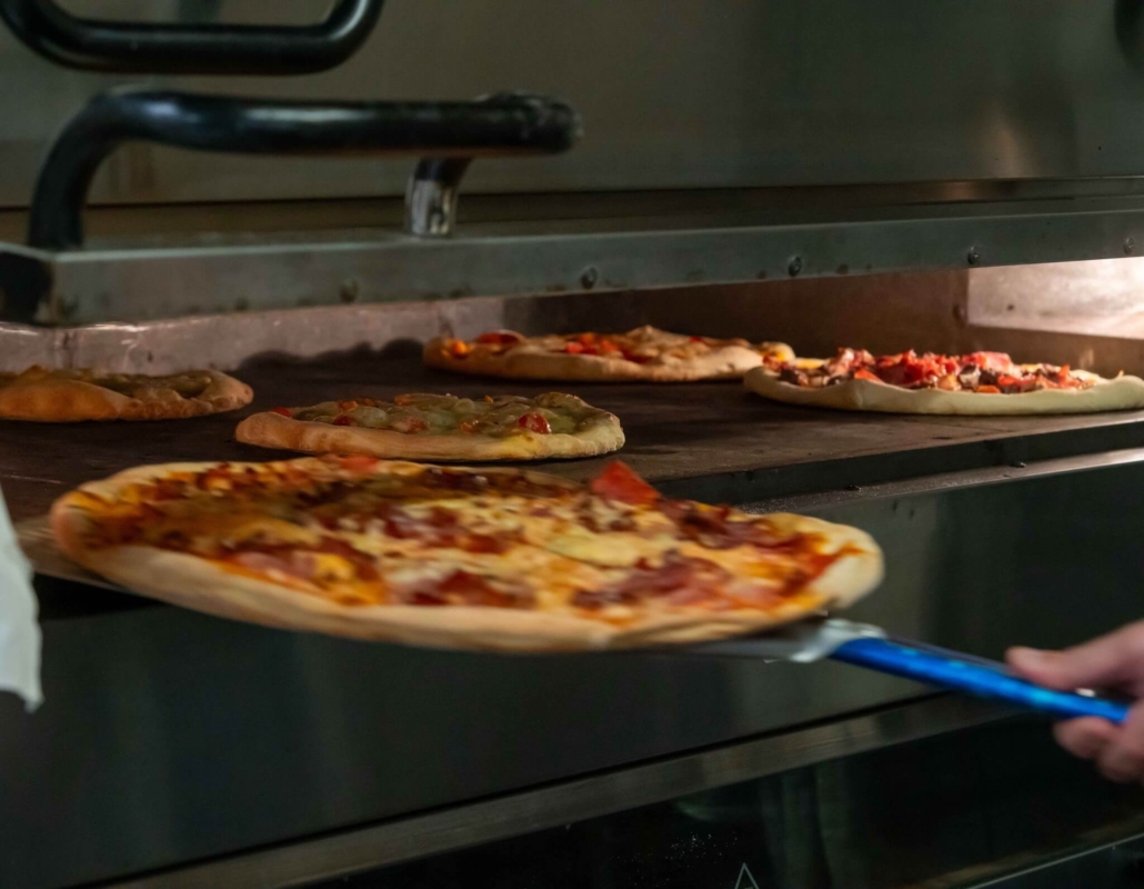 Pizza bages i ovn hos italiensk takeaway i Grenaa