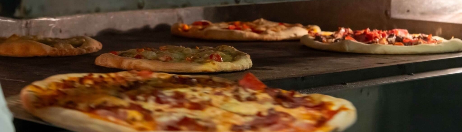 Pizza bages i ovn hos italiensk takeaway i Grenaa