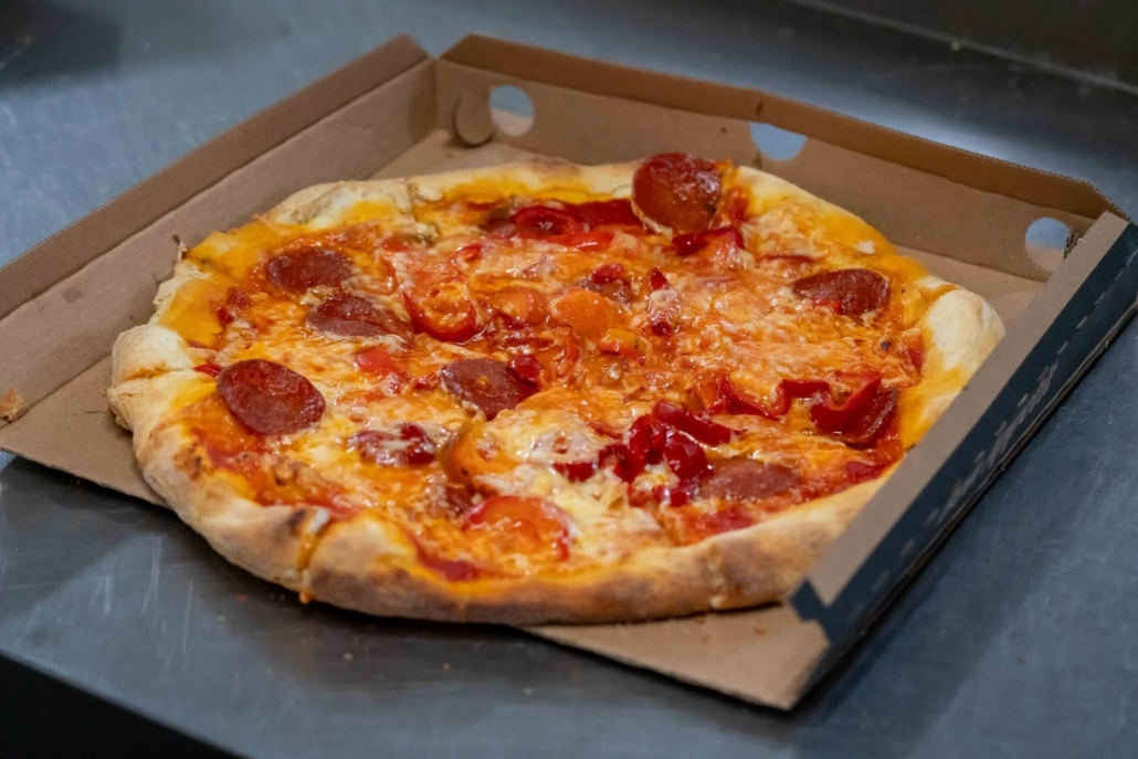 Friskbagt pepperoni pizza klar til takeaway i Grenaa